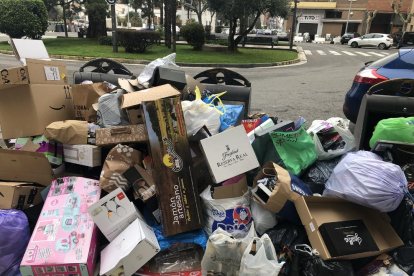 Escombraries amuntegades al carrer a la plaça de la Sardana.