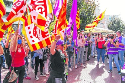 Participantes en la protesta de ayer ante la sede de la Fecom.