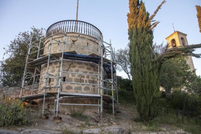 Bastides per a les obres de restauració en una de les torrasses del XIX del Parc de Sant Eloi.