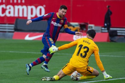 Leo Messi resolvió bien ante Bono para cerrar el partido en el Pizjuán.