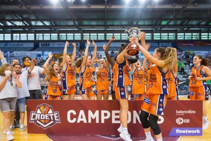 Les jugadores del Fundació València Basket alcen el trofeu que les acredita com a campiones del torneig estatal.