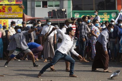 La violencia no cesa en Myanmar un mes después del golpe militar