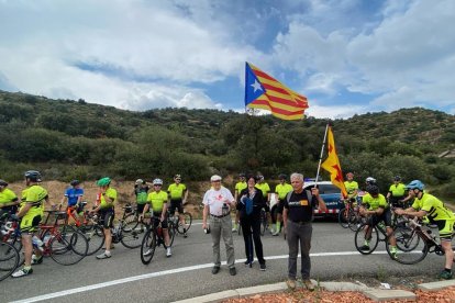 El Club Ciclista de Bellpuig porta la Flama fins a Vilanova de l'Aguda