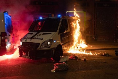 Un agente de los mossos que se hallaba dentro de la furgoneta incendiada pudo salir ileso.