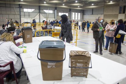 El reparto de los cubos de basura para la recogida puerta a puerta en Agramunt. 