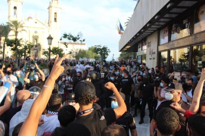 Los manifestantes gritaban “fuera Abascal de Ceuta” y “racista”.