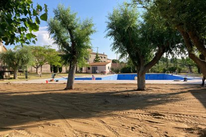 Les piscines de Tarroja, on renovaran la gespa.