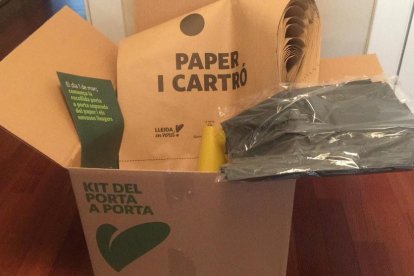 El kit con las bolsas y la información repartida en Ciutat Jardí.