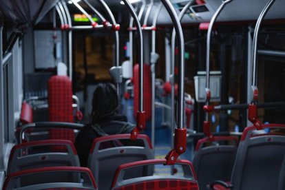 Interior d'un autobús urbà de Barcelona.