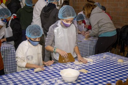 Dos nens al taller de fleca del Gremi de Forners.