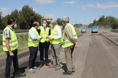 Crespín (centro) visitó ayer las obras en la autovía A-2.