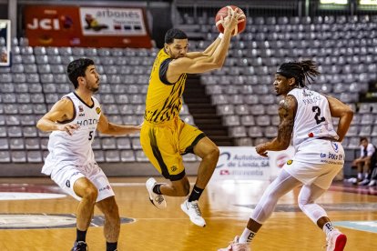 Malik Miller, superando acrobáticamente a Ballesta i Onwas, fue uno de los destacados ayer.