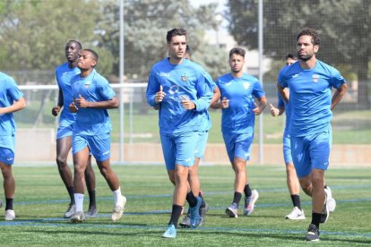 Los jugadores del Lleida durante la sesión de recuperación de ayer en el Annex.