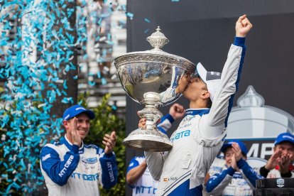 Àlex Palou besa el trofeo conquistado el domingo en Long Beach.