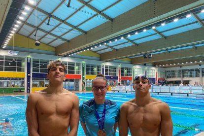 Paula Juste, amb la medalla de bronze en els 400 lliures i dos dels seus companys del CN Lleida.