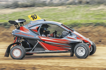 Uno de los participantes en la prueba matinal de autocross, ayer en el Circuit de Lleida.