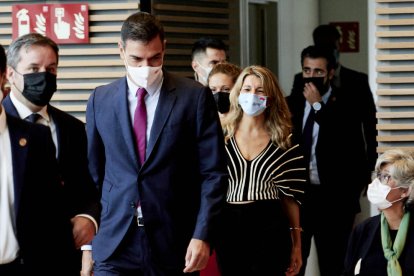 El presidente español, Pedro Sánchez, y la vicepresidenta Yolanda Díaz, ayer en Santander.