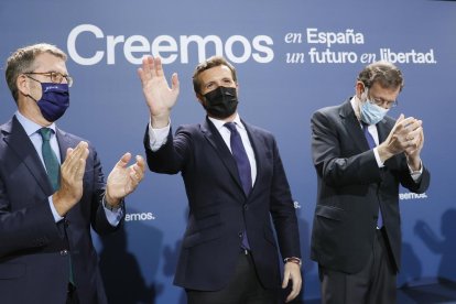 Feijóo, Casado y Rajoy, ayer en Santiago de Compostela.