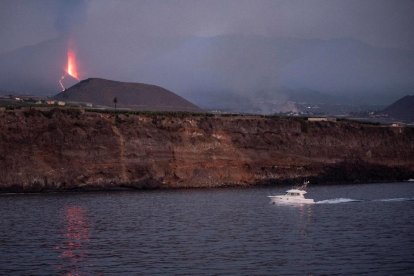 El volcán volvió ayer a emitir lava y ceniza y la colada se encuentra ya a un kilómetro del océano.