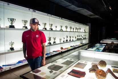 Dani Alves imita Messi en la seua visita al Museu del Barça - Dani Alves va visitar ahir el Museu del Barça, en el qual es troben els 23 títols que va conquerir com a blaugrana. El brasiler es va colar entre les Pilotes d’Or de Messi i va recr ...