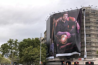 Leo Messi va ‘reaparèixer’ ahir a Barcelona a través d’una gegantina pancarta publicitària.