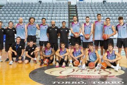 Plantilla i cos tècnic de l’ICG Força Lleida, que va iniciar ahir la pretemporada al Barris Nord.