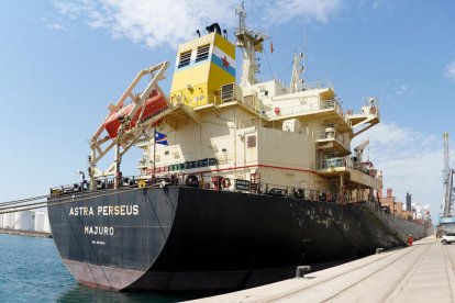 Aquest vaixell transporta farratges de Tarragona cap a Àsia.