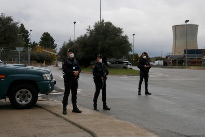 Guardias civiles vigilando ayer la entrada a la central nuclear.