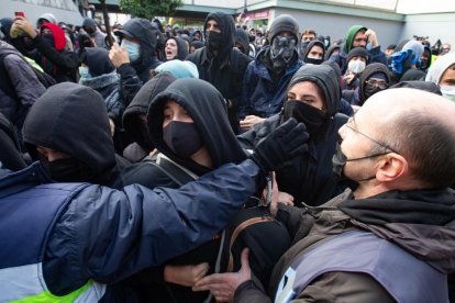 Un grup de joves, ahir durant les protestes per l’acte a la UAB.