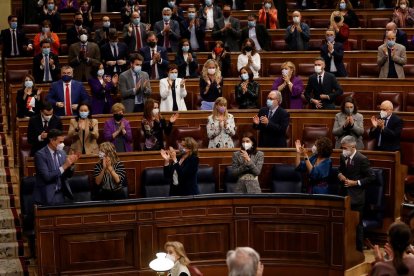 La bancada del Gobierno aplaudiendo ayer en el Congreso tras la aprobación de los Presupuestos.