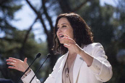 La presidenta madrileña, Isabel Díaz Ayuso, y el candidato del PSOE, Ángel Gabilondo, ayer, en sendos actos de precampaña.