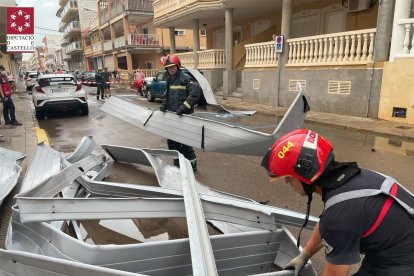 Retiren una estructura metàl·lica destrossada al Grau de Moncofa.