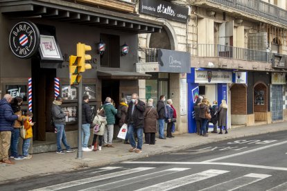 Llargues cues per cobrar els dècims premiats al sorteig de Nadal