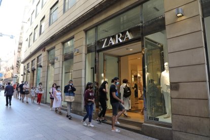 Cues per les rebaixes - L’inici de les rebaixes continua atraient molts clients, fet que ahir al matí va quedar patent amb la cua que hi havia davant de l’establiment de Zara a l’Eix Comercial abans que obrís les portes el primer dia de des ...