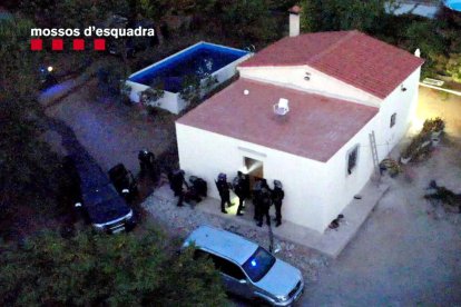 Vista aérea de la redada llevada a cabo en Reus por los Mossos.