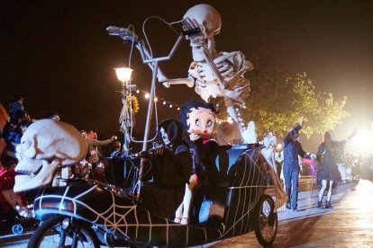 Desfilada d'Halloween en PortAventura Park.