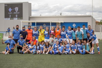 Plantilla i cos tècnic de l’AEM femení, que va finalitzar la competició en una excel·lent cinquena posició.