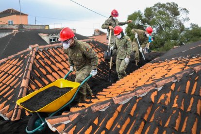 Militares limpian la ceniza de las casas de Las Manchas, en La Palma.