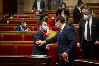 El president de la Generalitat, Pere Aragonès, y el secretario del PSC, Salvador Illa, en el Parlament.