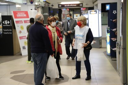 Una voluntària del Gran Recapte informa uns clients ahir al Carrefour.