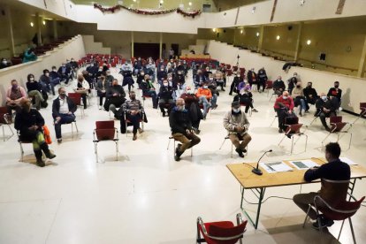 Els veïns reunits al Casal Cultural d’Albatàrrec.