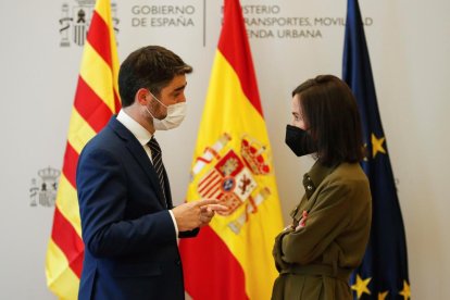 La secretària d'Estat de Transports, Isabel Pardo de Vera, i el vicepresident català i conseller de Territorio, Jordi Puigneró, durant la seua reunió bilateral d'Infraestructures a la seu del ministeri a Madrid aquest divendres.