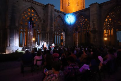 Un quartet liderat per la cantant i trombonista Joana Cebolla va amenitzar ahir a la nit la cita al Turó.