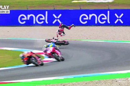 Marc Márquez va sortir disparat de la seua Honda al revolt 10 del traçat neerlandès, però no va patir cap lesió malgrat la dura caiguda.