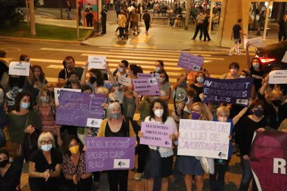 Protesta ante la delegación de Salud en Lleida por un Aborto Libre y Seguro.