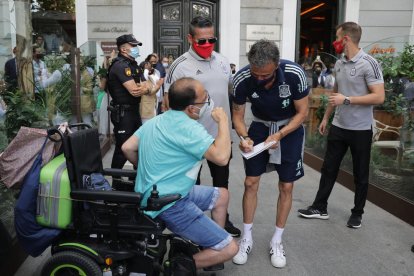 El tècnic Luis Enrique firma un autògraf al centre de Madrid.