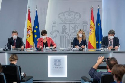 El ministre d'Agricultura, Pesca i Alimentació, Luis Planas; la ministra Portavoz, Isabel Rodríguez; la vicepresidenta segona i ministra de Treball i Economia Social, Yolanda Díaz, i el ministre d'Inclusió, Seguretat Social i Migracions, José Luis Escrivá, compareixen després de la reunió del Consell de Ministres a Moncloa aquest dimarts.