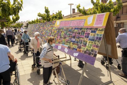 Los mayores de la residencia de la Fundació Agropecuària de Guissona visitando ayer la muestra fotográfica, en la que han participado. 