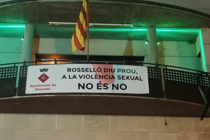 Rosselló iluminó la fachada del consistorio de verde ayer para mostrar su rechazo a la violencia sexual.