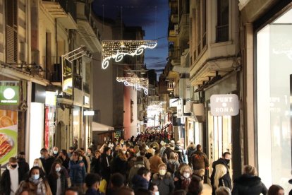 Els lleidatans van aprofitar la tarda per fer les seues compres. L’Eix es va omplir de gent, compensant la poca afluència del matí.